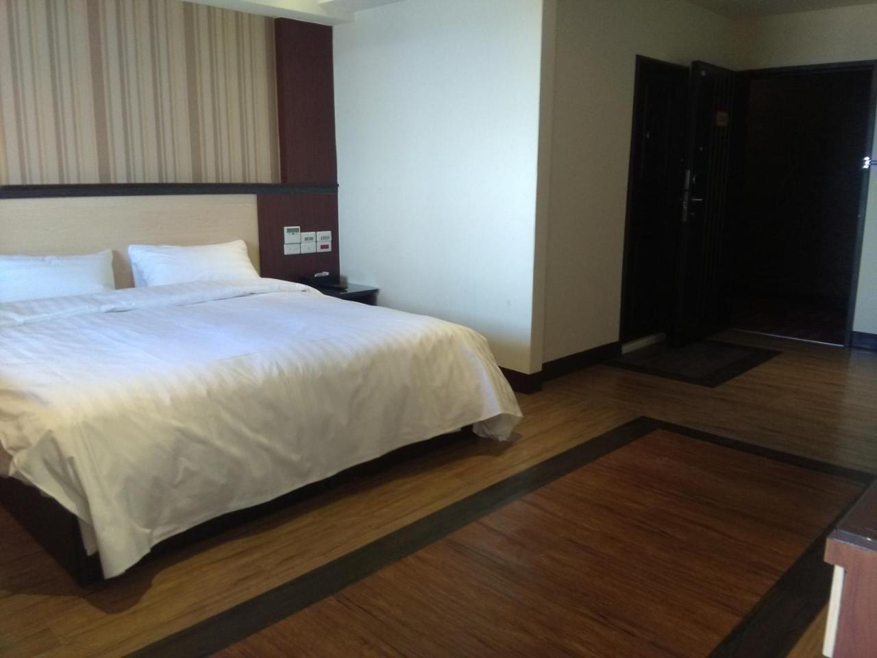 Dengfeng Milan Business Hotel Huwei Eksteriør bilde